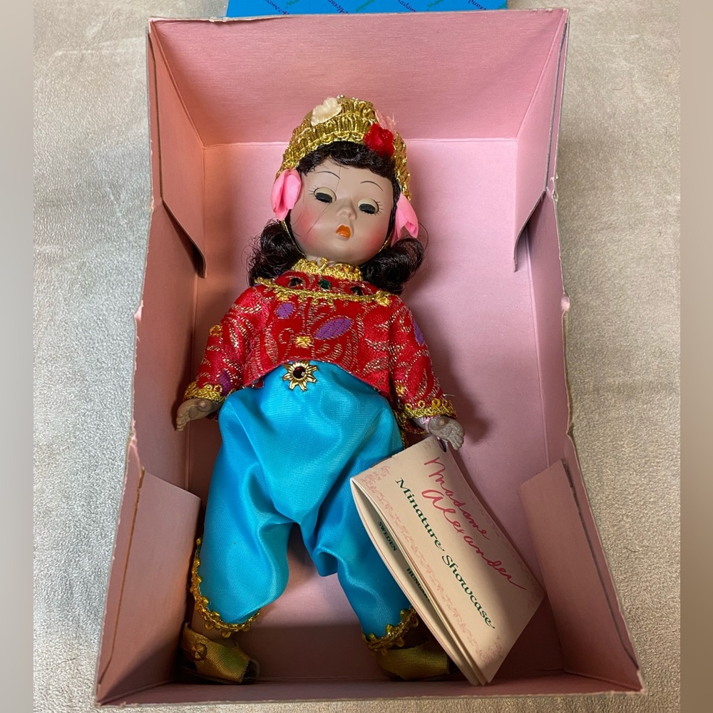 Madame Alexander Thailand - 567 Collector Doll